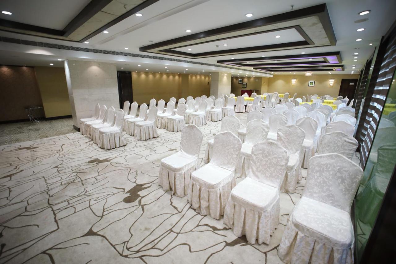 The Byke Suraj Plaza Pure Veg, Тхане Экстерьер фото