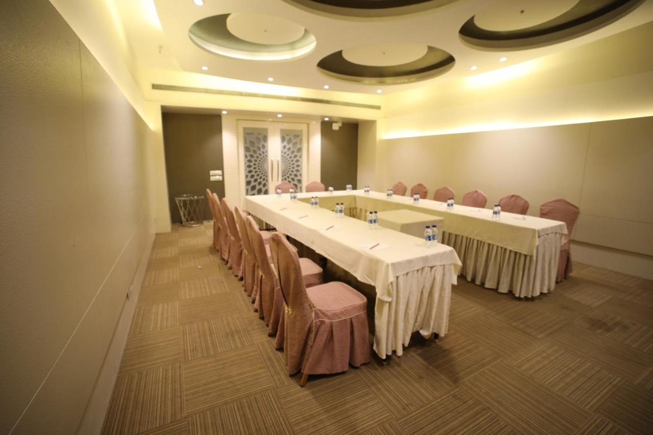 The Byke Suraj Plaza Pure Veg, Тхане Экстерьер фото