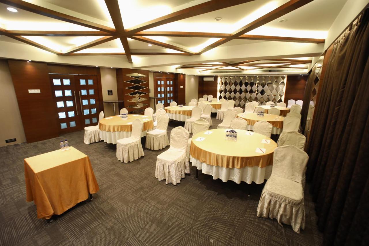 The Byke Suraj Plaza Pure Veg, Тхане Экстерьер фото