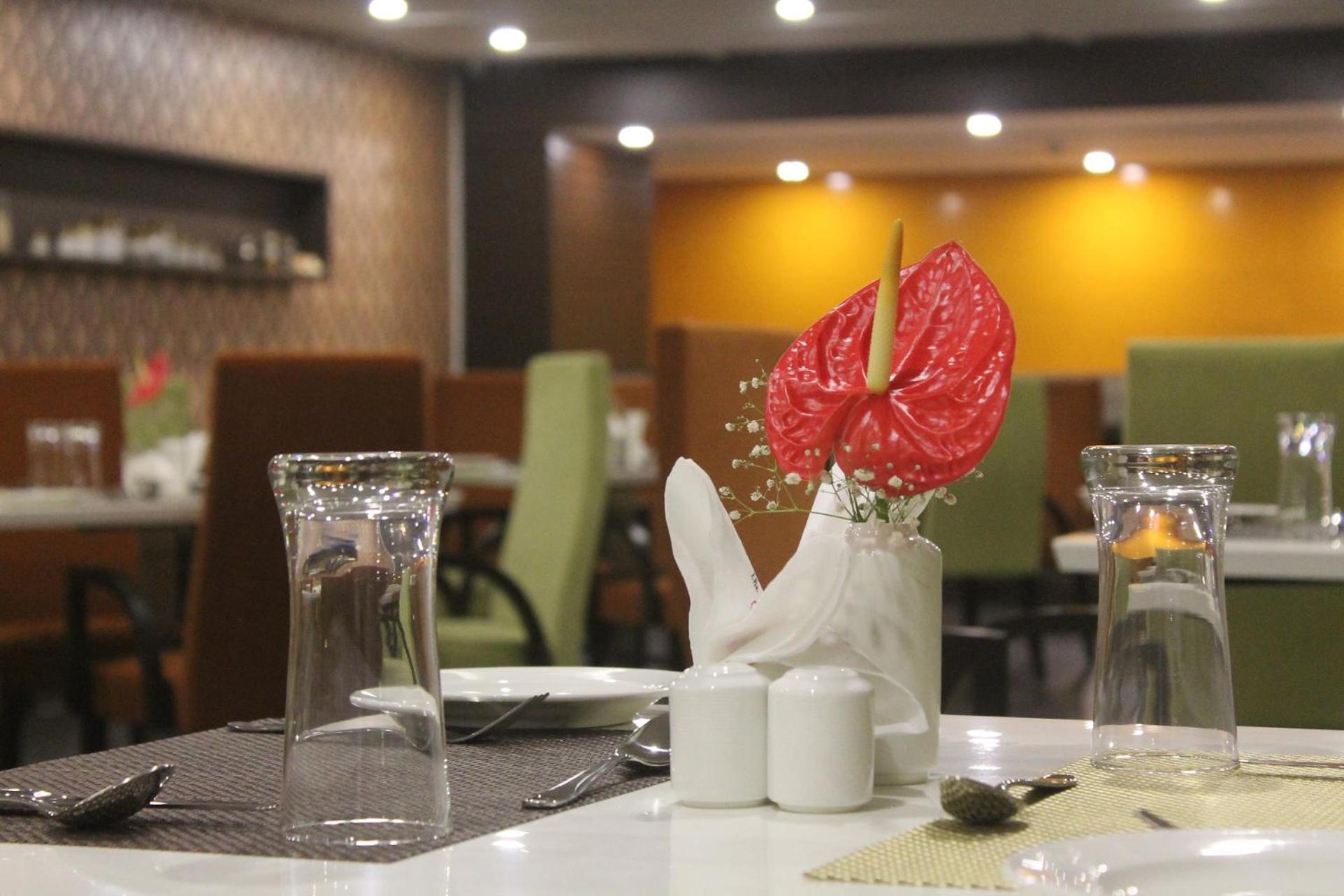 The Byke Suraj Plaza Pure Veg, Тхане Экстерьер фото